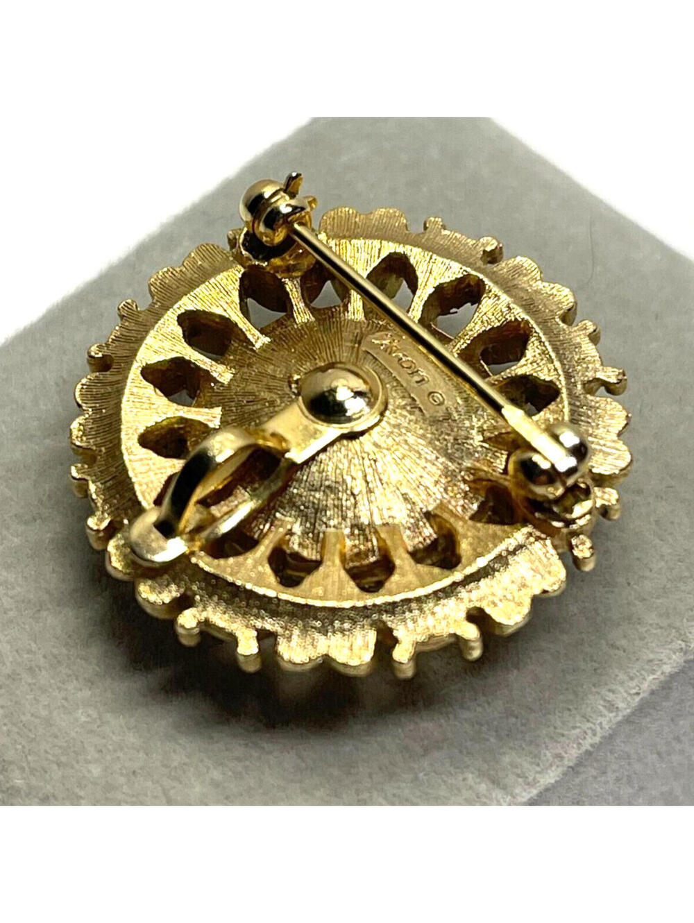 Avon Yellow & Emerald Green Stones Gold Tone Hearts Rhinestones Vintage 1.25" - Picture 3 of 7